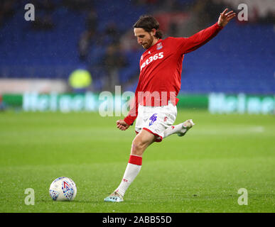 Cardiff, Galles, UK. 26 Nov 2019. Cardiff, Galles, UK. 26 Nov 2019. Campionato inglese di calcio, Cardiff City contro Stoke City; Joe Allen di Stoke City prende un colpo durante il warm up - rigorosamente solo uso editoriale. Nessun uso non autorizzato di audio, video, dati, calendari, club/campionato loghi o 'live' servizi. Online in corrispondenza uso limitato a 120 immagini, nessun video emulazione. Nessun uso in scommesse, giochi o un singolo giocatore/club/league pubblicazioni Credit: Azione Plus immagini di sport/Alamy Live News Foto Stock