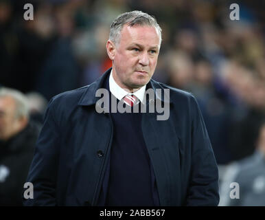 Cardiff, Galles, UK. 26 Nov 2019. Cardiff, Galles, UK. 26 Nov 2019. Campionato inglese di calcio, Cardiff City contro Stoke City; Michael O'Neill, Manager di Stoke City si affaccia sulla prima di kick off - rigorosamente solo uso editoriale. Nessun uso non autorizzato di audio, video, dati, calendari, club/campionato loghi o 'live' servizi. Online in corrispondenza uso limitato a 120 immagini, nessun video emulazione. Nessun uso in scommesse, giochi o un singolo giocatore/club/league pubblicazioni Credit: Azione Plus immagini di sport/Alamy Live News Foto Stock