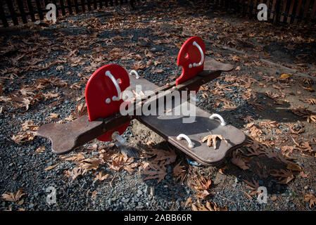 Svuotare pagaie parco per bambini giocattoli su un parco di divertimenti in autunno. Foto Stock