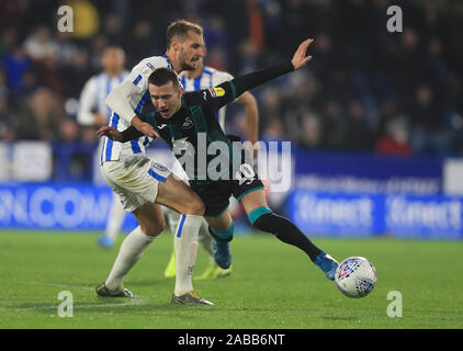 Huddersfield Town Jon Gorenc Stankovic e Swansea City's Bersant Celina durante il cielo di scommessa match del campionato a John Smith's Stadium, Huddersfield. Foto Stock