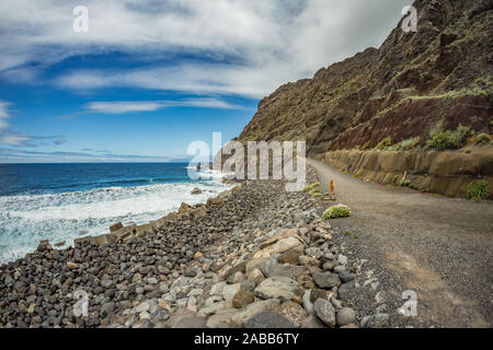 Vista dell'isola di Tenerife da Santa Catalina beach. Enormi pilastri di calcestruzzo per gru e le rovine del vecchio porto Hermigua in background. La G Foto Stock