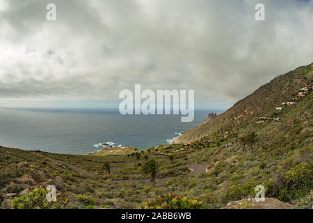 Costa rocciosa con scogliere taglienti nell'oceano nel nord dell isola di La Gomera Arguamul vicino villaggio dove è possibile ottenere lungo le strette e tortuose serpa Foto Stock