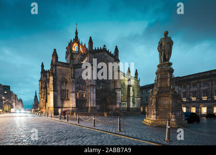 Vista notturna della Cattedrale di St Giles sulla Royal Mile nel centro storico di Edimburgo, Scozia, Regno Unito
