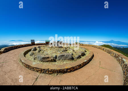 Fish Eye vista panoramica dal picco di Garajonay a La Gomera. Paradiso per escursionisti. Isole di Tenerife e La Palma in background. Cartolina di viaggio. Ca Foto Stock