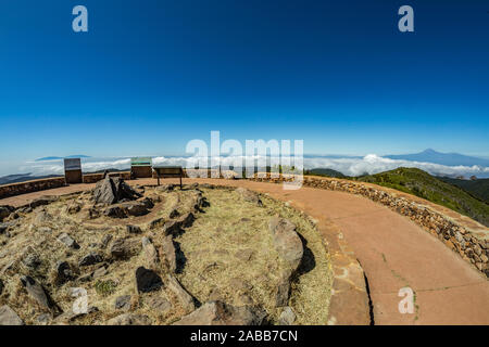 180 vista panoramica dal picco di Garajonay a La Gomera. Paradiso per escursionisti. Isole di Tenerife e La Palma in background. Cartolina di viaggio. In canarie Foto Stock