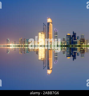 Lo skyline di notte con riflessioni di grattacieli sulla Corniche di Abu Dhabi negli Emirati Arabi Uniti EMIRATI ARABI UNITI Foto Stock
