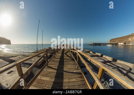 La mattina presto del tranquillo, calde giornate di sole in spiaggia e Porto di Playa de Santiago. Panoramica, obiettivo fisheye, ampio angolo di visualizzazione. Gomera Canarie, Isla Foto Stock