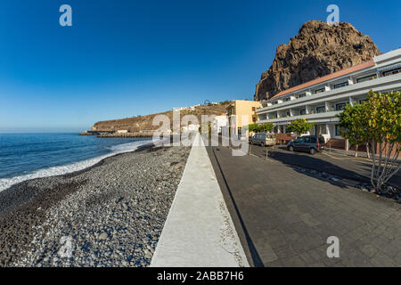 La mattina presto del tranquillo, calde giornate di sole in spiaggia e Porto di Playa de Santiago, Gomera, isole Canarie, Spagna. Foto Stock