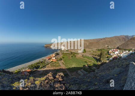 La mattina presto del tranquillo, calde giornate di sole in spiaggia e porto. Vista aerea della Playa de Santiago. Panoramica, obiettivo fisheye, ampio angolo. Gomera, può Foto Stock