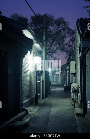 Vista del centro storico di corsia o hutong di notte a Beijing in Cina Foto Stock