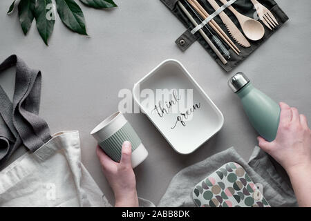 Rifiuti Zero il pranzo al sacco kit. Pranzo da asporto box set - Borsa del cotone, organizzatore di bambù posate, bamboo scatola di pranzo e tazza riutilizzabile. Lifestyl sostenibile Foto Stock