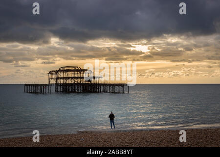 Uomo a fotografare il Molo Ovest di Brighton Foto Stock