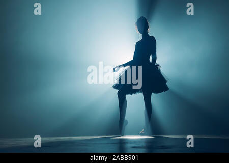 Silhouette della ballerina ha finito o preparare per ballare la sua parte Foto Stock