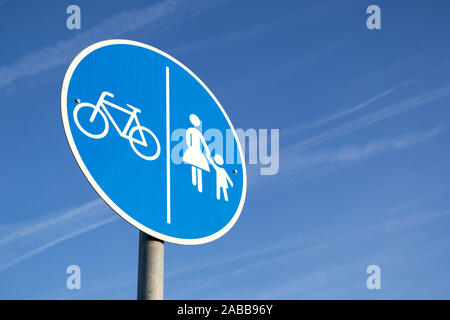Il tedesco cartello stradale: condivisa, ma separati bicycle & percorso pedonale Foto Stock