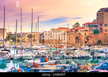Porto di Heraklion con la vecchia fortezza veneziana Koule e cantieri navali, Creta, Grecia Foto Stock