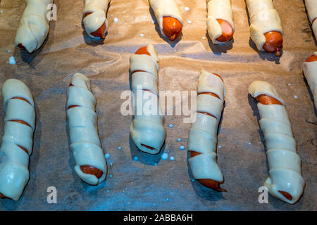 Piccole salsicce in un impasto ricoprire come uno snack Foto Stock