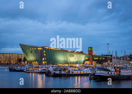 NEMO Science Museum illuminata di sera Foto Stock