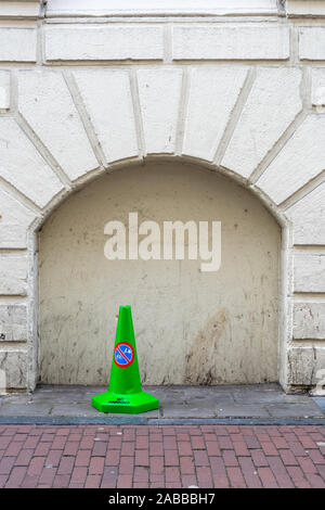 Nessun segno di parcheggio su un cono verde Foto Stock