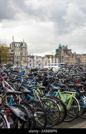 Pila di biciclette parcheggiate vicino alla Stazione Centrale di Amsterdam Foto Stock