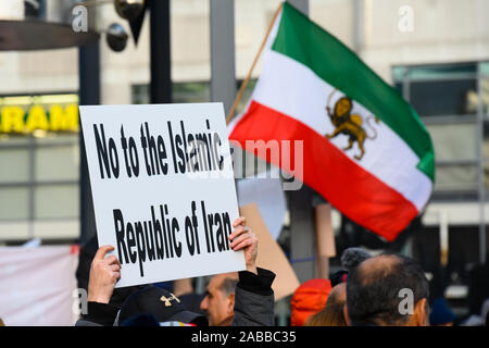 Torontonians raccogliere a Mel Lastman Square per mostrare il supporto per i manifestanti in Iran pur condannando il regime, mentre un pre-rivoluzione onde di bandiera. Foto Stock