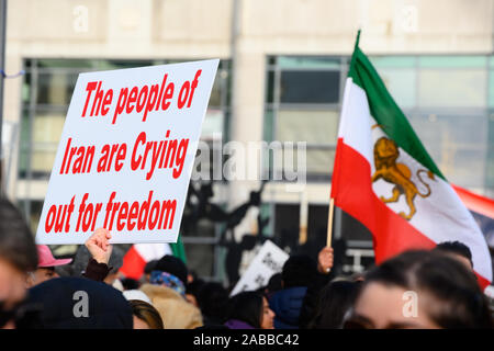 Torontonians raccogliere a Mel Lastman Square per mostrare il supporto per i manifestanti in Iran pur condannando il regime, mentre un pre-rivoluzione onde di bandiera. Foto Stock