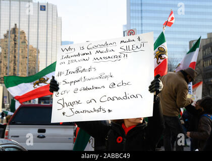 Torontonians raccogliere a Mel Lastman Square a sostegno dei manifestanti in Iran condannando media canadesi per il loro silenzio. Foto Stock