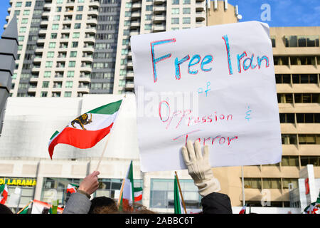 Torontonians raccogliere a Mel Lastman Square per mostrare il supporto per i manifestanti in Iran pur condannando il regime, mentre un pre-rivoluzione onde di bandiera. Foto Stock