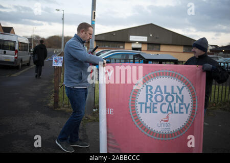 Una manifestazione contro la SNP da ex lavoratori ferroviari Les Ashton e Finlay McLeod (indossando hat), in corrispondenza di un evento in cui il primo ministro e il Leader del Partito nazionale scozzese, Nicola storione, all'Possobilities Community Center, in Possilpark, Glasgow, Scozia, il 21 novembre 2019. Foto Stock