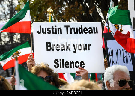 Torontonians raccogliere a Mel Lastman Square per mostrare il supporto per i manifestanti in Iran pur condannando il primo ministro canadese Justin Trudeau di silenzio Foto Stock