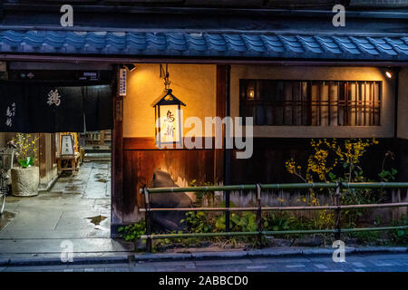 Piccoli vicoli nel quartiere Gion Geisha a Kyoto di notte, Giappone Foto Stock