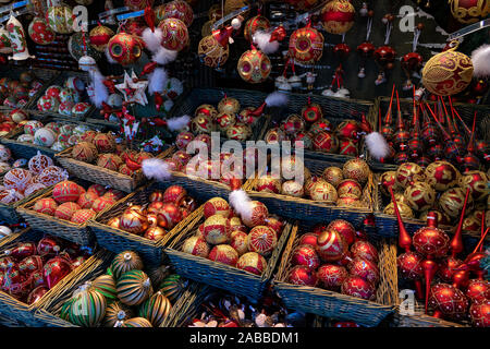 Oro rosso ornamento di Natale decorazione stand kiosk su un mercato invernale Foto Stock