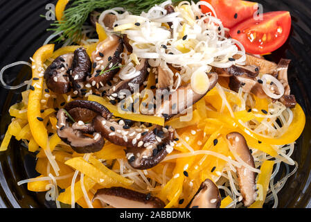 Con insalata di funghi shiitake e patate con erbe aromatiche. Foto Stock