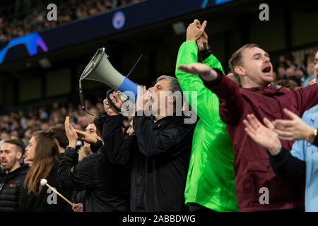 Manchester, Regno Unito. 26 Nov, 2019. Manchester City tifosi durante la UEFA Champions League Group C match tra Manchester City e Shakhtar Donetsk all'Etihad Stadium il 26 novembre 2019 a Manchester in Inghilterra. (Foto di Daniel Chesterton/phcimages.com) Credit: Immagini di PHC/Alamy Live News Foto Stock