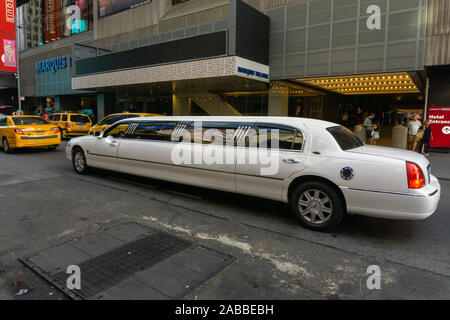 New York, Stati Uniti d'America - 20 agosto 2018: limousine bianca sulla Settima Avenue (7th Avenue) accanto a Times Square a Manhattan a New York City, Stati Uniti d'America Foto Stock