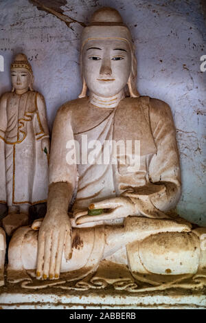 Immagine del Buddha nella nicchia di una grotta all'Phowin Taung grotte nella regione di Sagaing vicino Monywa, Myanmar (Birmania) e il fiume Chindwin Foto Stock