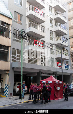 Buenos Aires, Argentina. 26 Nov, 2019. 26 nov 2019 - Buenos Aires, Argentina - Una donna si gettò dal piano superiore di un edificio che si trova sulla strada Camacua, in Flores quartiere della città di Buenos Aires. Credito: Maximiliano Ramos/ZUMA filo/Alamy Live News Foto Stock