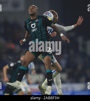 Huddersfield Town Jon Gorenc Stankovic e Swansea City's André Ayew durante il cielo di scommessa match del campionato a John Smith's Stadium, Huddersfield. Foto Stock