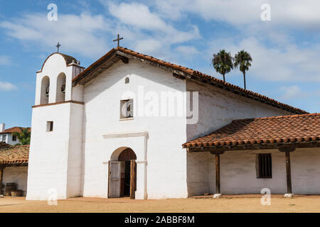 Spagnolo bianco in stile missione chiesa di El Presidio de Santa Barbara State Historic Park, Santa Barbara, California, Stati Uniti d'America Foto Stock