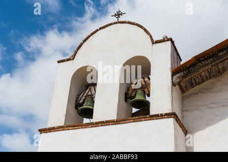 Storico spagnolo bianco in stile missione chiesa torre campanaria in El Presidio de Santa Barbara State Historic Park, Santa Barbara, California, Stati Uniti d'America Foto Stock
