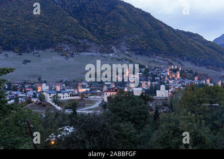 Sera foschia sopra Mestia, la capitale della regione di Svaneti della Georgia. Foto Stock