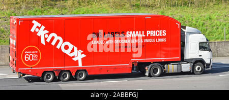 Red TK Maxx mobile advertising & logo sul lato lungo del negozio semplificata del rimorchio di consegna & white hgv autocarro cabina di autocarro su Essex Inglese UK autostrada Foto Stock