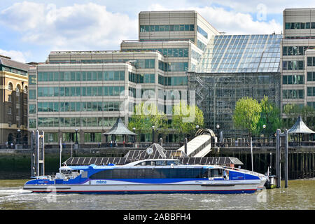 Thames clipper Fiume Tamigi catamarano riverbus Ponte di Londra City Pier arrestare il trasporto pubblico di passeggeri pendolari & turismo sightseeing England Regno Unito Foto Stock