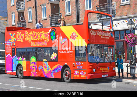 Imbarco passeggeri open top double decker turistico balneare tourist bus tour di Bournemouth barene visto qui presso il porto di Poole Dorset England Regno Unito Foto Stock