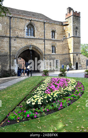 Antica Porta gate del XIV secolo gateway storico al monastero di Ely & cattedrale edifici ora parte di Kings scuola privata e ospita una biblioteca England Regno Unito Foto Stock