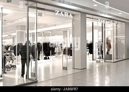 Zara fast fashion abbigliamento al dettaglio business segno open plan negozio entrata direttamente da Intu Lakeside centro commerciale High Key illuminazione Thurrock Inghilterra Regno Unito Foto Stock