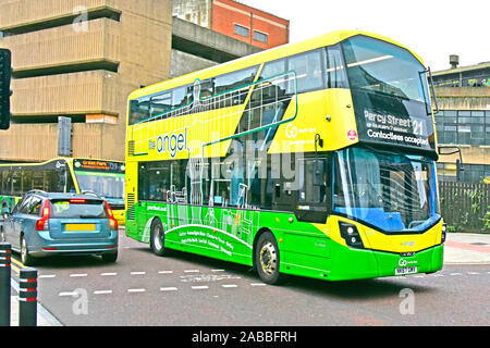 Angelo del Nord la grafica sul lato di andare a nord-est percorso 21 giallo e verde double decker autobus pubblici visto in Newcastle Upon Tyne Regno Unito Inghilterra Foto Stock