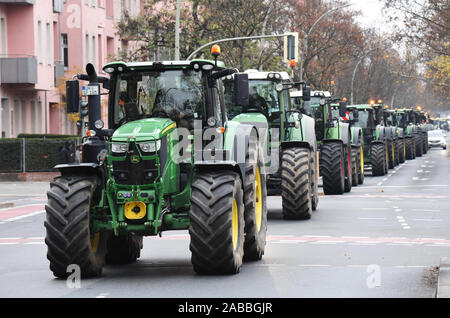 Berlino, Germania. 26 Nov, 2019. Migliaia di trattori di testa nella Berlino come agricoltori protestare contro il governo tedesco le politiche agricole. (Credito di immagine e video: © Sean Smuda/ZUMA filo) Foto Stock