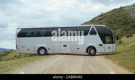 BUS bianco sulla strada nelle montagne Geogrian Foto Stock