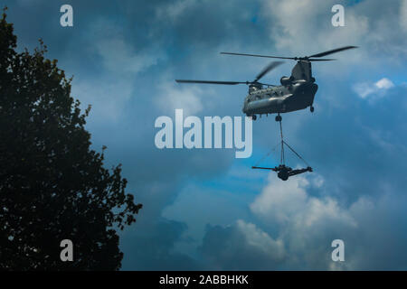 Royal Air Force CH47 Chinook con un underslung 105mm L118 cannone leggero della Royal Artillery Foto Stock