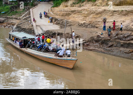 Local Taxi d'acqua/traghetti prendere passeggeri e merci su e giù per il fiume Chindwin nel nord-ovest del Myanmar (Birmania) Foto Stock